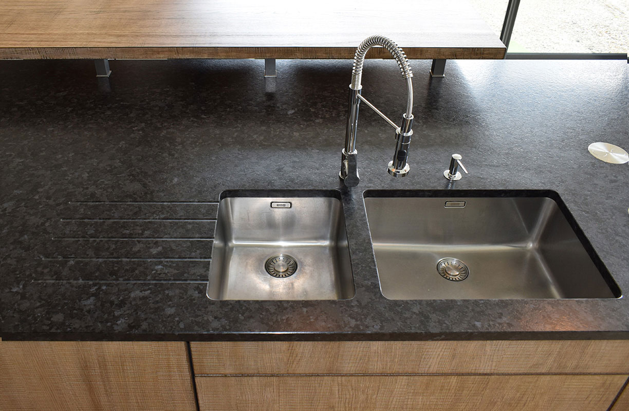 vazard-cuisine-style-industriel-evier-gros-plan-vazard-home-cuisines-neubourg-bernay