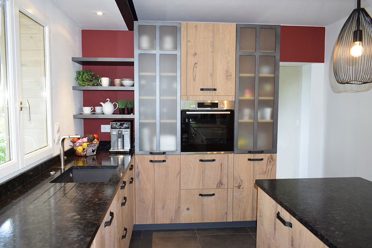 vazard-cuisine-style-industriel-bois-rangement-vitrine-vazard-home-cuisines-neubourg-bernay