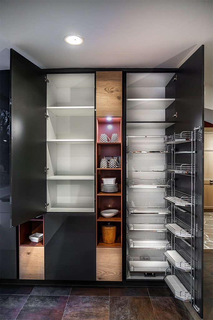 cuisine-contemporaine-armoire-ouverte-rangement-vazard-home-cuisines-neubourg-rouen