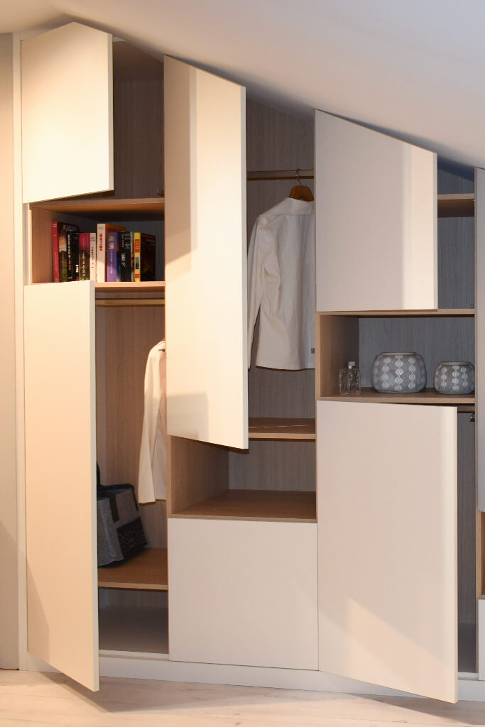 dressing-scandinave-sur-mesure-sous-pente-detail-porte-vazard-home-cuisines