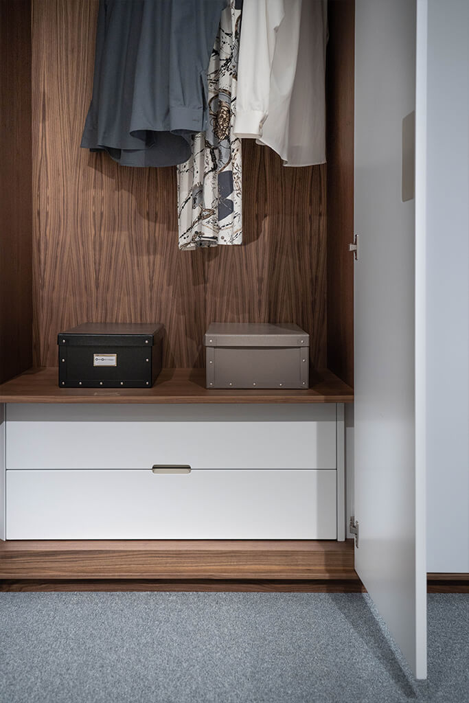 dressing-sur-mesure-moderne-detail-porte-vazard-home-cuisines-neubourg-normandie