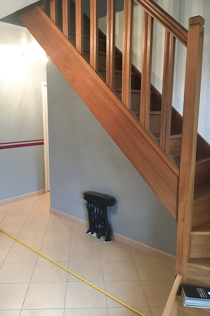 dressing-sur-mesure-sous-escalier-avant-contemporain-vazard-home-cuisines-neubourg-louviers