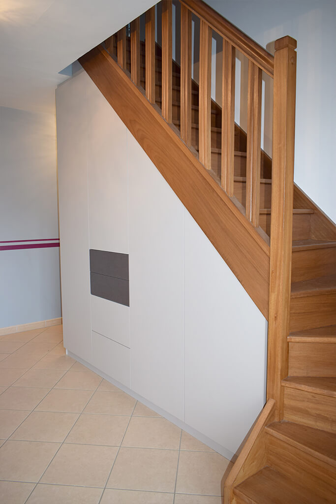 dressing-sur-mesure-sous-escalier-apres-contemporain-vazard-home-cuisines-neubourg-eure