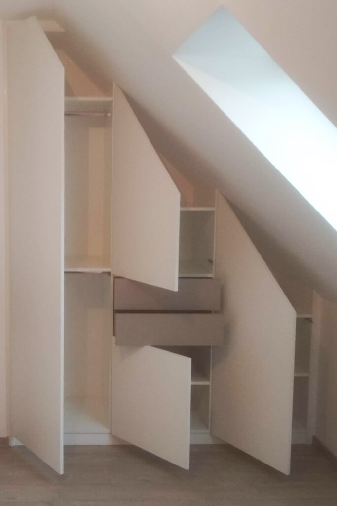 dressing-sur-mesure-sous-pente-porte-ouverte-vazard-home-cuisines-neubourg-louviers