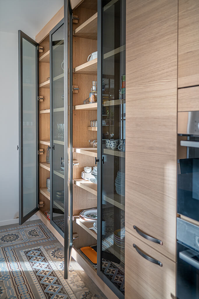 cuisine-cottage-urbain-detail-meuble-vitrine-ouverte-vazard-home-cuisine-neubourg-evreux