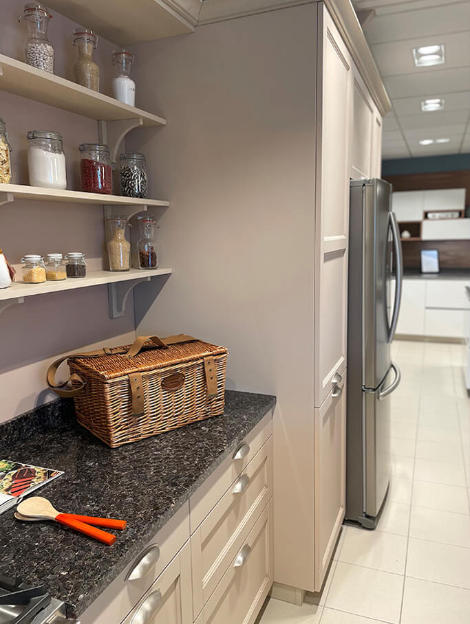 cuisine-cornouille-style-campagne-chic-showroom-etagere-vazard-home-cuisines-le-neubourg-louviers