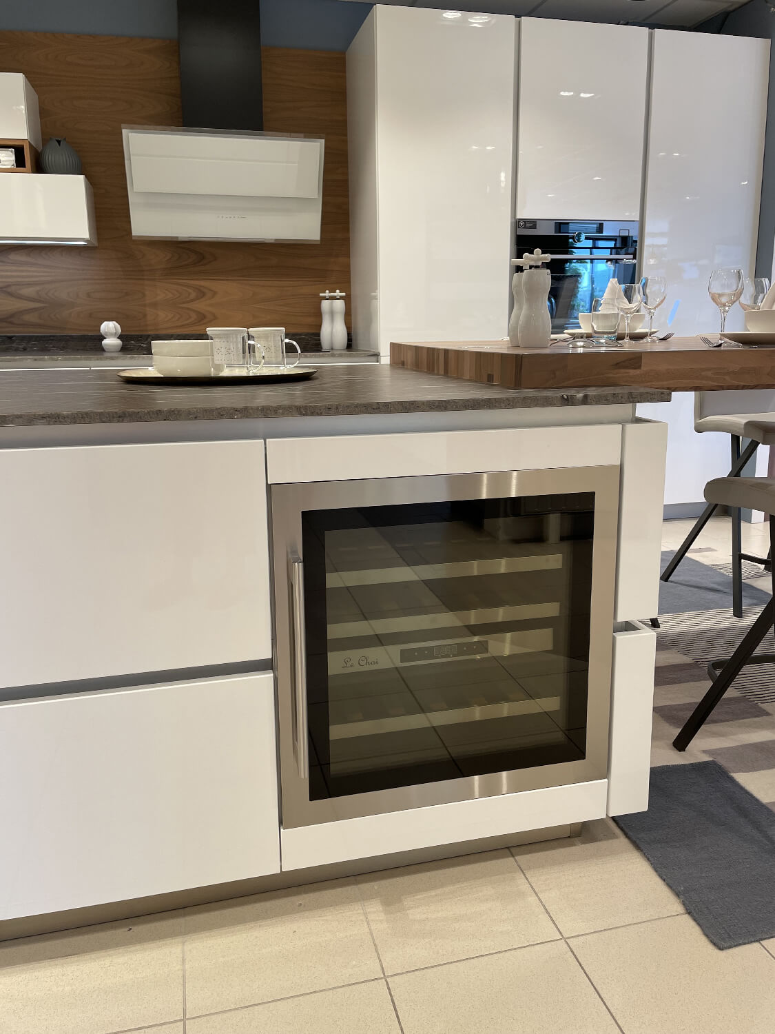 cuisine-style-contemporain-rangement-cave-a-vin-vazard-home-cuisines-le-neubourg-rouen